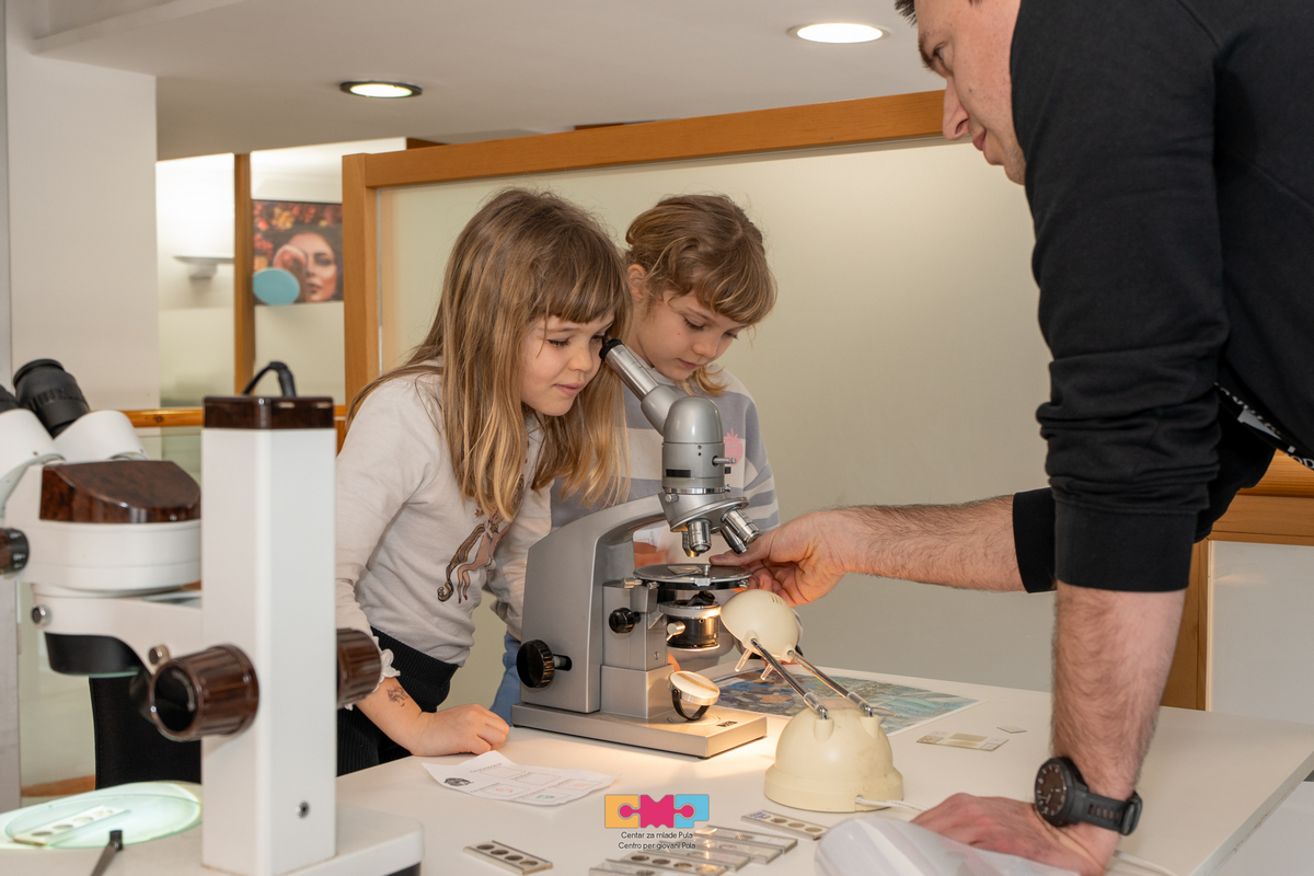 Tenuto il laboratorio "Scopri la Terra – guarda nel microscopio!"