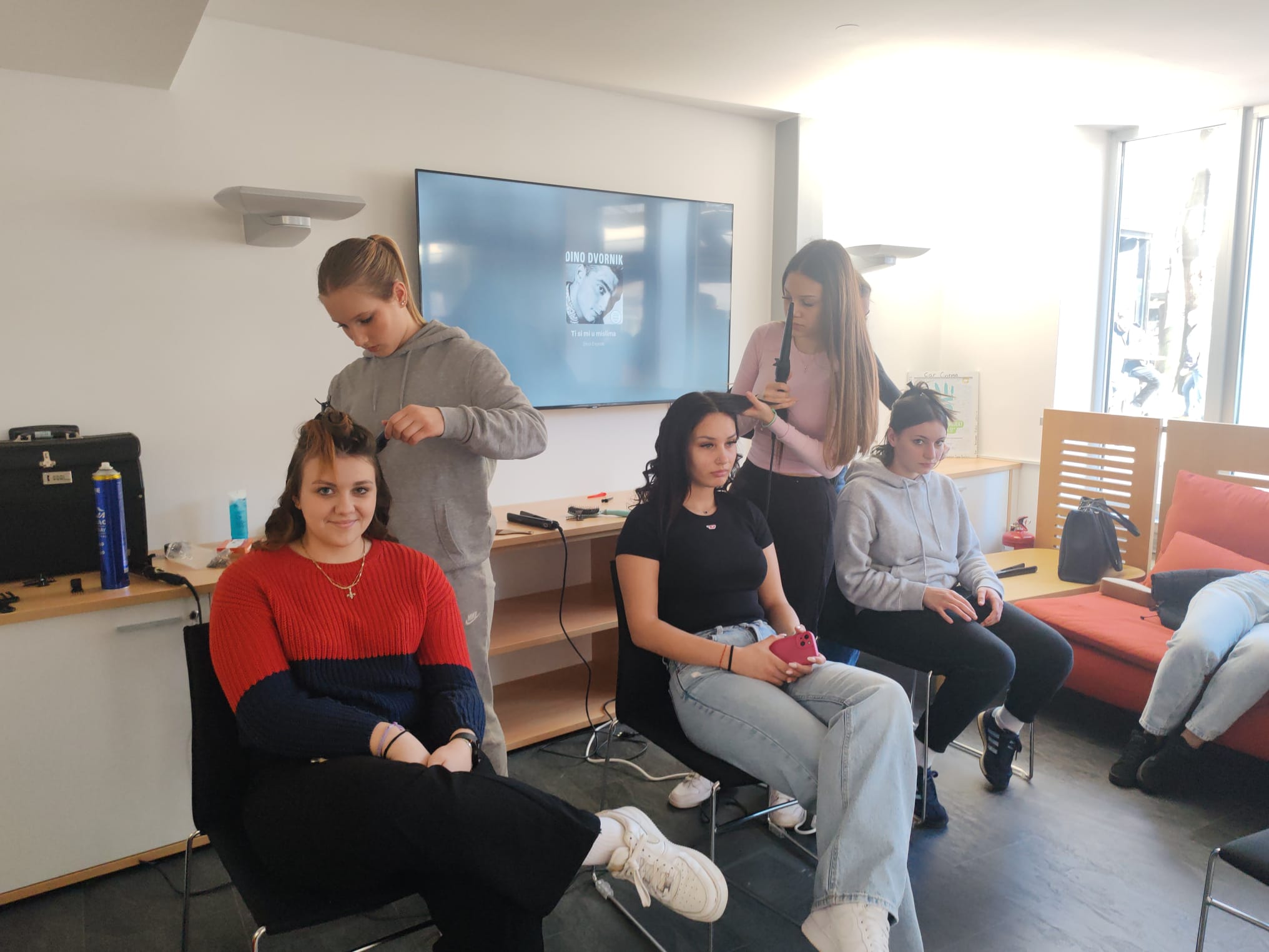 Svolta l'azione di donazione beauty per il ballo di maturità della Scuola Professionale di Pola